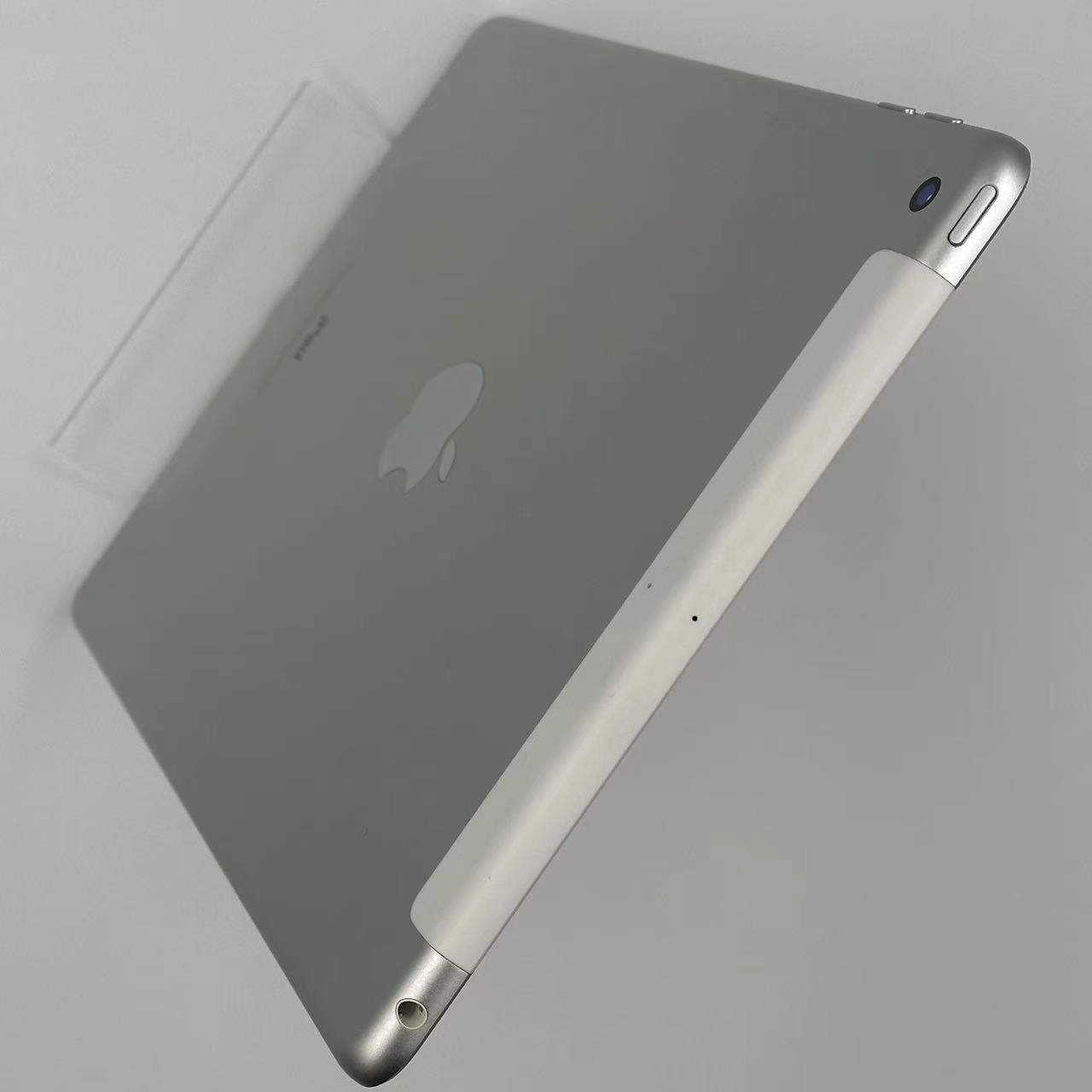 iPad 第5世代 128GB シルバー MP272J/A docomo版SIMフリー