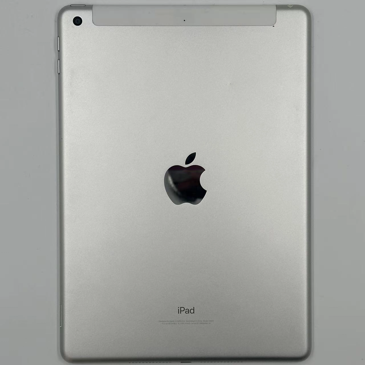 iPad 第5世代 128GB シルバー MP272J/A docomo版SIMフリー