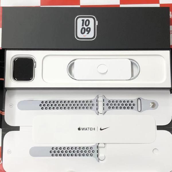 Apple Watch SE GPSモデル Nike 44MM MKQ73J/A A2352 極美品-正面